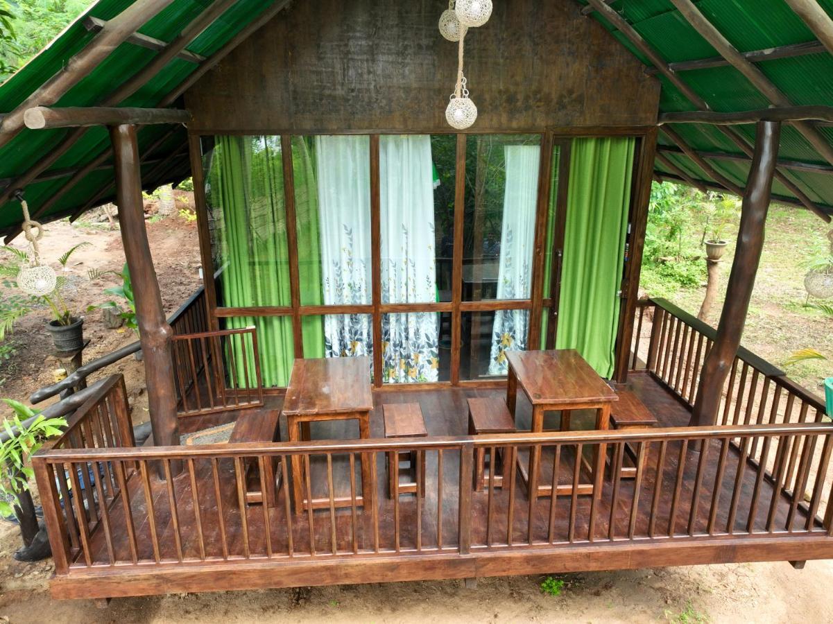 Hotel Coconut Tree House Udawalawe Esterno foto