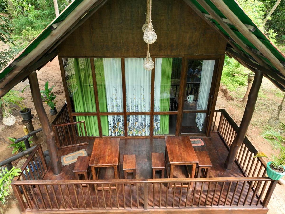 Hotel Coconut Tree House Udawalawe Esterno foto